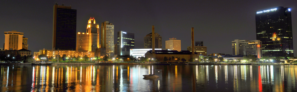 Toledo_Ohio_skyline_at_night.jpg