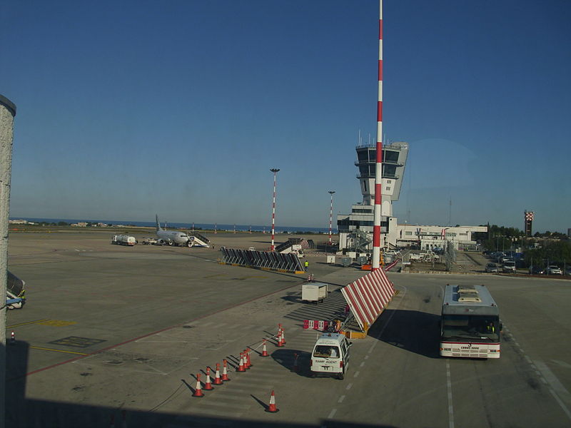 800px-Flughafen_Bari.JPG