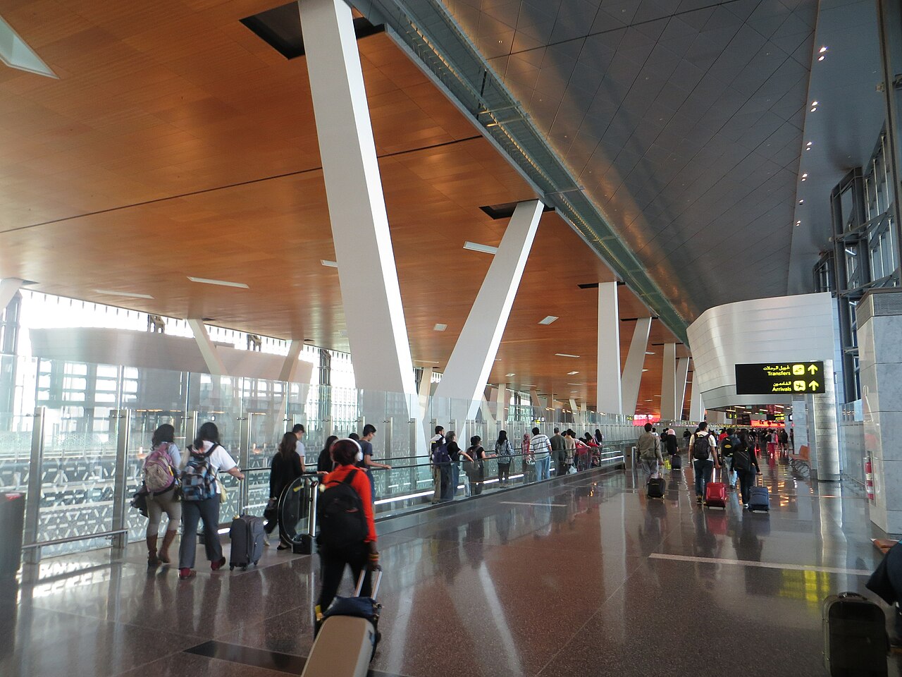 1280px-Inside_Hamad_Airport-1%2C_07-2014.JPG