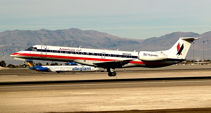 800px-American_Eagle_Airlines_Embraer_ERJ-145LR_N821AE.jpg