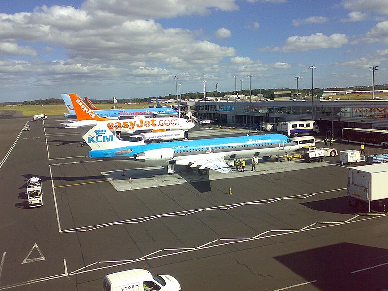 800px-Aircraft_at_Newcastle_Airport.jpg