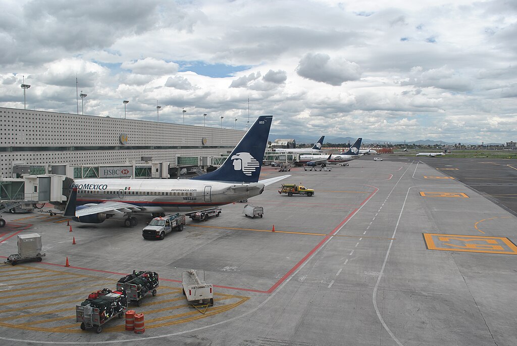 1024px-Aeropuerto_Internacional_de_la_Ciudad_de_M%C3%A9xico_-_Terminal_2_-_Hangar.jpg